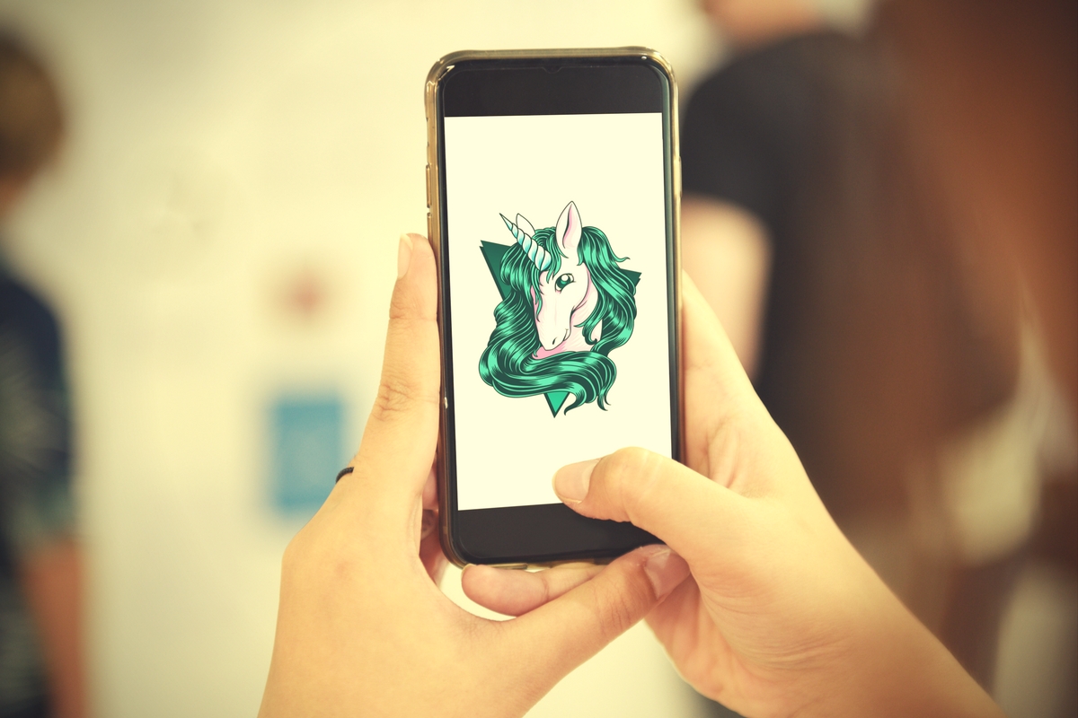 Facebook Adds GIFs and Live Video to the in App Camera